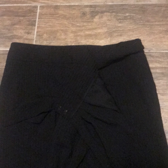 Black knee length wrap skirt, lined. - Picture 3 of 4